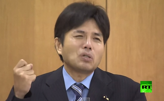 بالفيديو.. سياسي ياباني يبكي لاتهامه بتبديد (30) ألف دولار