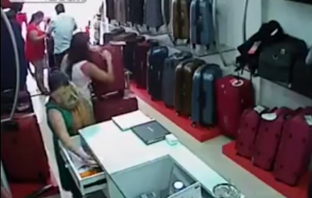عصابة نسائية محترفة تسرق خزنة نقود متجر حقائب