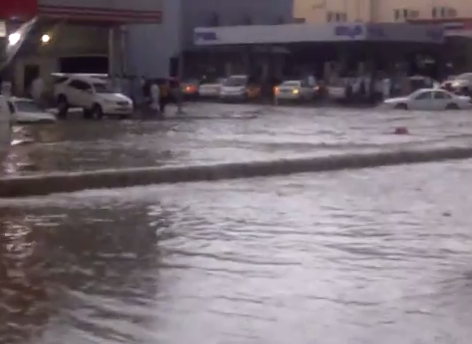 شاهد.. الأمطار تغلق شارع السيدة عائشة في الرياض
