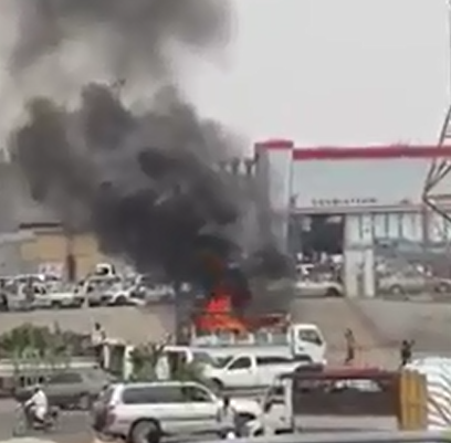 سائق شاحنة شجاع يُخرج مركبةً مشتعلة من وسط سوق صبيا