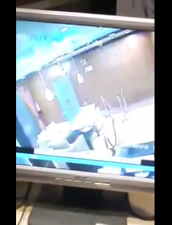بالفيديو.. لص يسرق شاشة “بلازما” أمام العاملين في مبنىً بالرياض