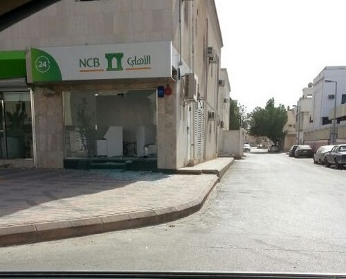 بالصور.. مجهولون يسرقون صرافاً آلياً في مصيف الرياض