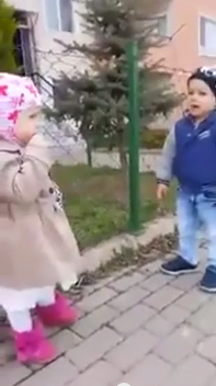 طفلة روسية تعلم شقيقها الفاتحة