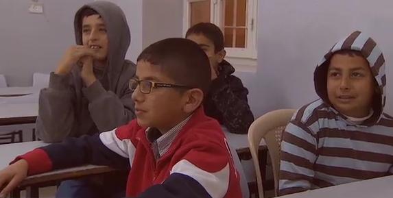 فلسطيني يعلم أطفال الضفة “العبرية” لحمايتهم من إجرام الصهاينة