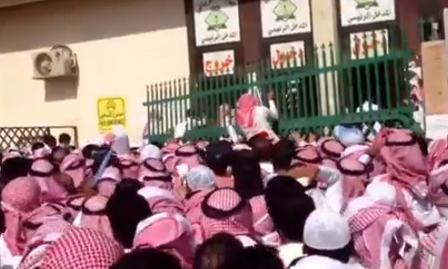 بالفيديو.. تدافع وتزاحم المواطنين في جوازات الرياض