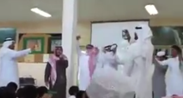 بالفيديو.. معلمون يغنون ويرقصون أمام طلابهم