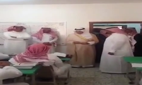 بالفيديو.. وزير التربية يتوعد من داخل أحد الفصول الطلاب الغائبين بالعقاب