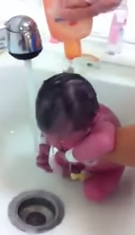 بالفيديو.. ممرضة تحمم طفلاً حديث الولادة بطريقة مستفزة!