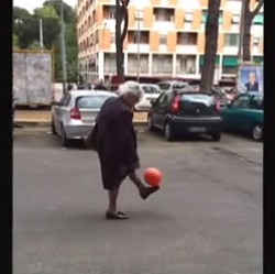 بالفيديو.. عجوز إيطالية تتحدى ميسي ورونالدو بمهاراتها الكروية