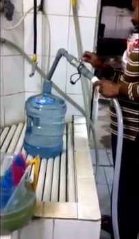 بالفيديو..”عمالة”تتلاعب في تعبئة عبوات المياه