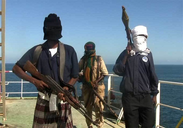 قراصنة الصومال يعاودون نشاطهم ويخطفون سفينة تجارية