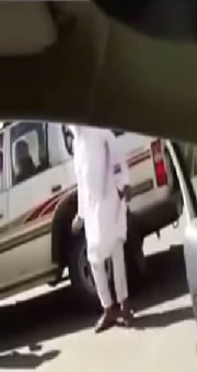 بالفيديو.. شاب يتهجم على آسيوي بحجة وقوفه أمام منزله