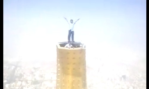 شاب سعودي مغامر يقف بجنون فوق برج ساعة مكة