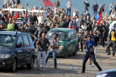 170 إصابة في اشتباكات بين مؤيدي ومعارضي مرسي بالمنصورة