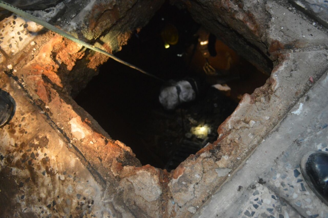 بالصور.. انتشال عاملين توفيا اختناقاً داخل حفرة صرف صحي بجدة