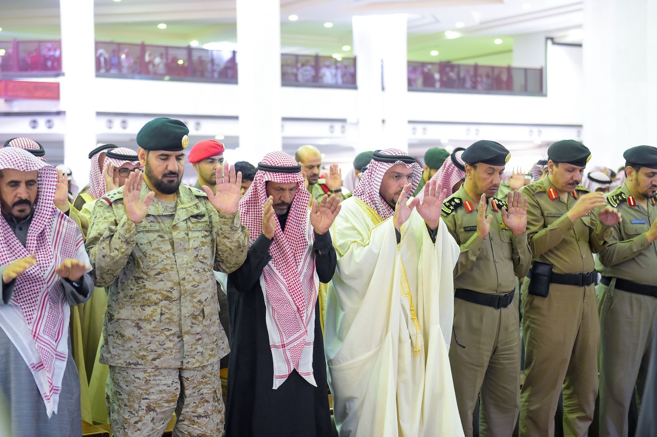 بالصور.. أمير القصيم يؤدي الصلاة على شهيد الوطن حمود الحربي