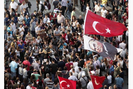 المتظاهرون الأتراك يرفضون إخلاء حديقة جيزي