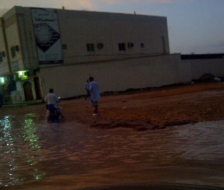 الأمطار تكشف غياب التصريف في “صحافة” الرياض