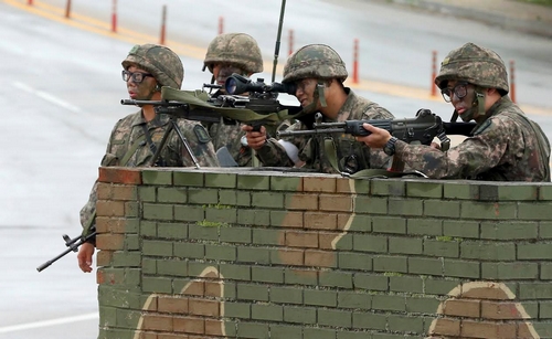 جندي كوري يقتل 5 من رفاقه ويتبادل إطلاق النار مع قوات تحاصره