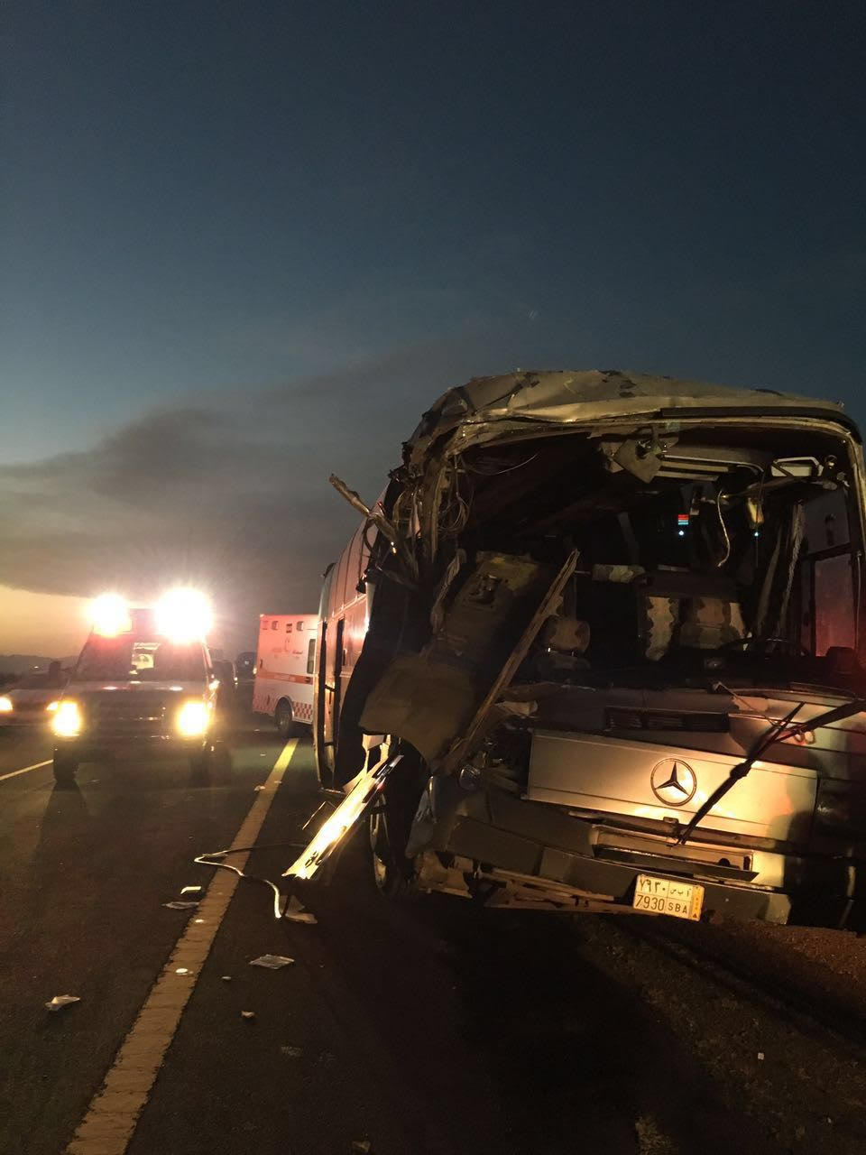 بالصور.. ١٠ إصابات في تصادم حافلة معتمرين مع شاحنة بطريق الهجرة