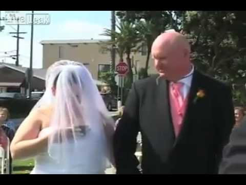 بالفيديو.. عروس تنشغل بهاتفها لحظة عقد قرانها