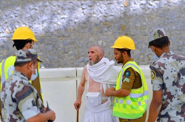 شاهد بالصور .. جهود رجال الدفاع المدني الإنسانية بالحج