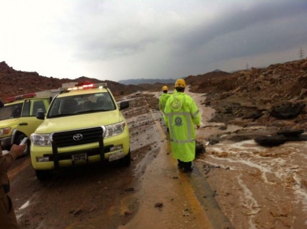 بالصور .. الدفاع المدني بتبوك يباشر 34 بلاغاً بسبب الأمطار