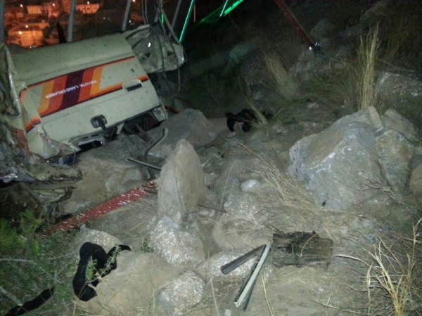 وفاة شخصين وإصابة 3 انجرفت مركبتهم على طريق جبل منعا