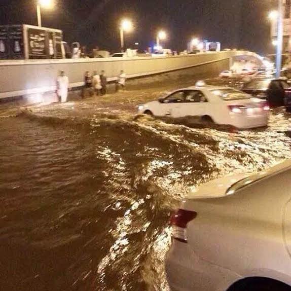 أمطار جدة تتسبب في اغلاق الطرقات