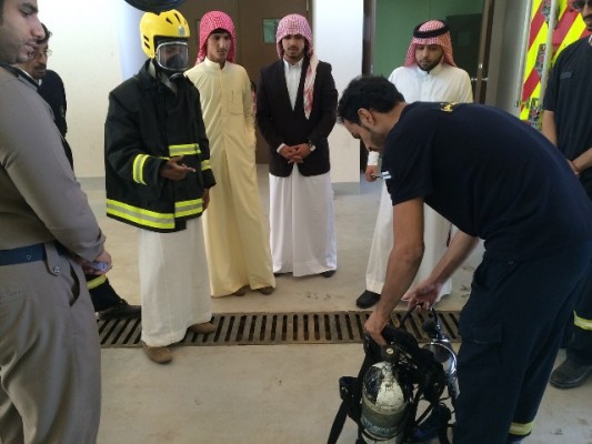 طلاب ثانوية الملك عبد الله بعرعر يتدربون على معدات الدفاع المدني