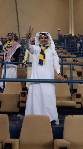 الشاعر فهد الشهراني متوشحاً شعار “النصر” في ” درة الملاعب”