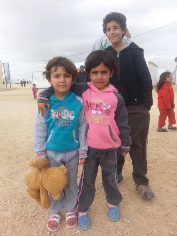 “مبادرة نلبي النداء” تباشر توزيع كسوة الشتاء على السوريين في الأردن