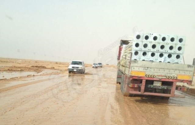 طريق رفحاء- لينة يتحول إلى مستنقع لمياه الأمطار