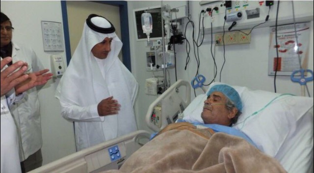 بالصورة.. وزير الصحة يطمئن على طبيب اعتدى عليه مراجع بالرياض