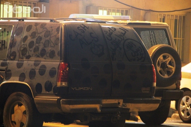 بالصور .. دوريات الطائف تضبط سيارة تحمل شعارات “داعش”