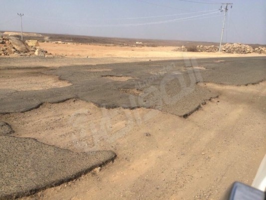 شاهد .. صور “محزنه” لطريق متهالك غابت عنه “أعين” المسؤولين بالمدينة