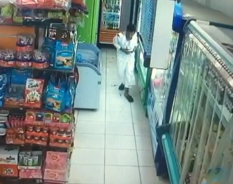 بالفيديو.. مواطن يطعن آخر في محلٍ تجاري