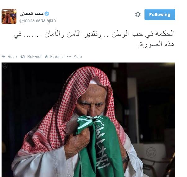 صورة مسن سعودي يقبل العلم تختزل حب الوطن