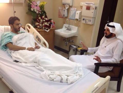 الربيعة يفاجئ أحد موظفي وزارته بزيارته في المستشفى