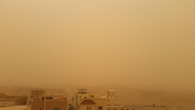 العاصفة “مُظلمة” تحط رحالها في الرياض وتعدم الرؤية
