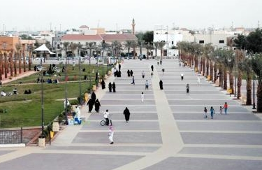 أمانة الرياض تكثّف أعمال النظافة بالمتنزهات خلال إجازة نصف العام