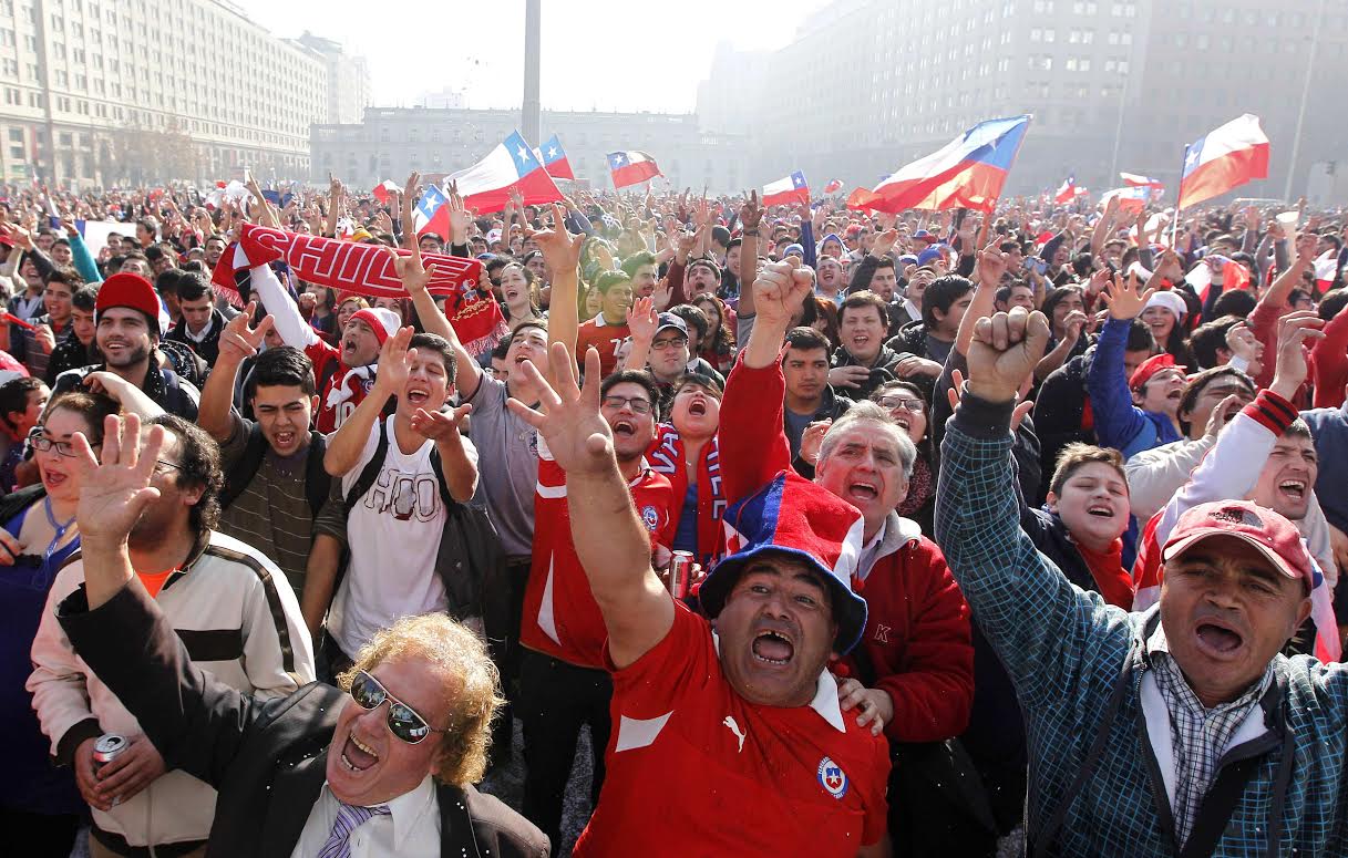 “الفيفا” يغرم تشيلي بعد اقتحام جماهيرها ملعب ماراكانا