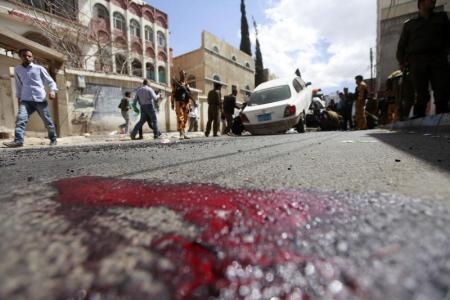 انتحاري يقتل جنديين مع اندلاع اشتباكات في وسط اليمن