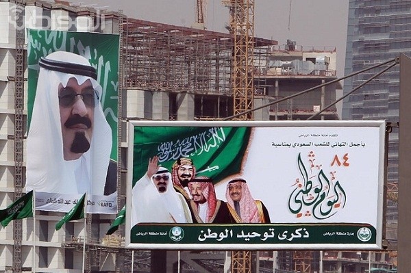 بالصور .. ميادين الرياض وطرقاتها تتوشح باللون الأخضر