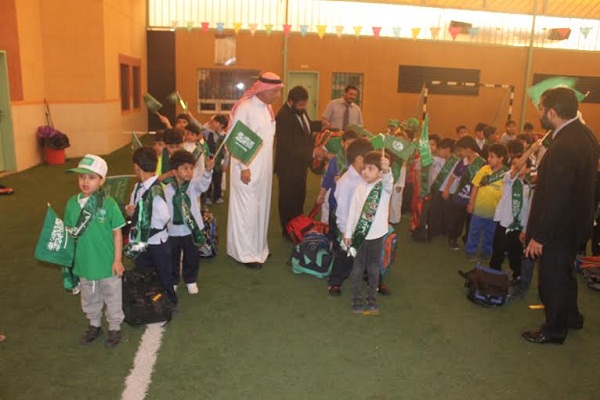 مدارس الرياض تتوشح باللون الأخضر في يوم الوطن