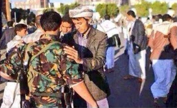 “حوثي” يفتش جندياً يمنياً وسط الشارع