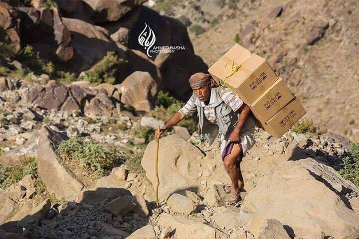 صور تكشف محاولات لإدخال الغذاء إلى تعز المحاصرة من الحوثيين