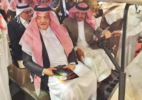 بالصور .. سعود الفيصل يتجول في ملتقى ألوان السعودية