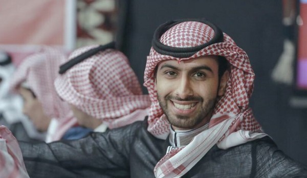 بالفيديو.. معجبو “الشهراني” يستقبلونه بمطار بيشة