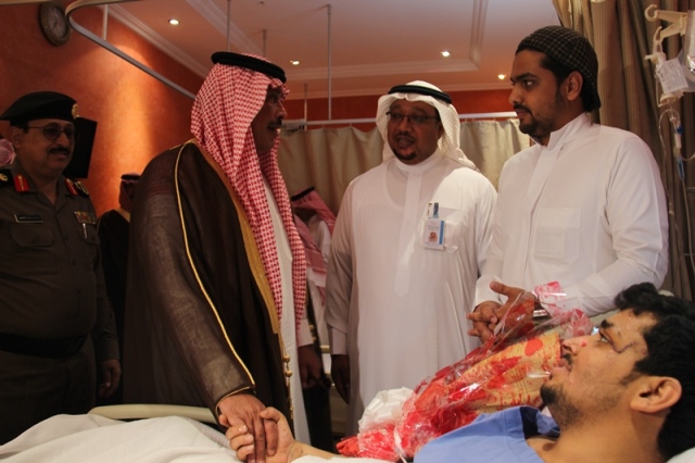 أمير الباحة يزور الجندي “الشمراني” بعد تعرضه لحادثة “دهس”